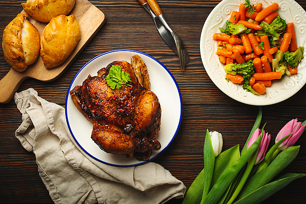 포토 JPG 해외이미지 접시 빵 포크 사람없음 치킨 닭고기 당근 튤립 신선 나이프 브로콜리 나무배경 해외202310 해외포토 식기 꽃 음식 백그라운드 채소 뿌리채소 육류 칼 닭고기요리 파일형식