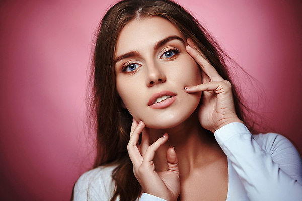 포토 JPG 해외이미지 모델 헤어스타일 여자 행복 얼굴 분홍색 백그라운드 갈색머리 건강 한명 웃음 컬러풀 금발 뷰티 장미 갈색 유행 상점 화장품 흰색 화려 파마 우아함 치아 매끈함 미용사 피부 웨이브 만들기 샴푸 돌봄 스타일 해외202310 해외포토 직업 1 꽃 감정 컬러 컨셉 모션 표정 사람 신체부위 위생용품 소화기관 감각 파일형식