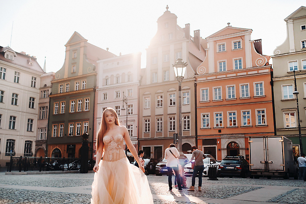 포토 JPG 해외이미지 모델 직업 라이프스타일 긴머리 드레스 웨딩드레스 포즈 결혼 백그라운드 이동 건축양식 주택 한명 서기 건물 빛 뷰티 유행 검은색 기차 수확 도시 오픈 날씬함 어깨 느림 폴란드 구시가지 브로츠와프 옛날 스타일 해외202310 해외포토 1 헤어스타일 건축물 옷 건축 유럽 육상교통 컬러 컨셉 농업 모션 대중교통 사람 이벤트 생활 신체부위 몸매 파일형식