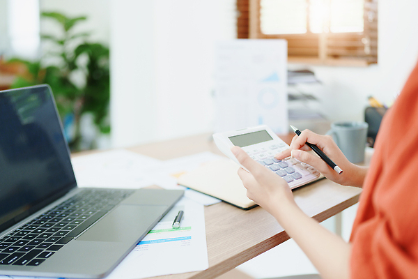 포토 JPG 해외이미지 종이 백그라운드 컨셉 회사 비즈니스 한명 사람 금융 컴퓨터 사무실 펜 미국 계산기 작업 비즈니스우먼 절약 계산 계획 책상 분석 보고서 서식 문서 투자 결제 법 수익 회계 월급 대출 계좌 세금 수입 예산 정부 환불 회계사 해외202310 해외포토 직업 1 여자 가구 북아메리카 문구용품 경제 전자제품 필기구 장비 직장인 파일형식