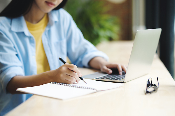 포토 JPG 해외이미지 학생 라이프스타일 교육 생각 인터넷 학교 청소년 설계 실내 한명 노트북 학습 독서 펜 쪽지 공책 정보 기록 잡기 작업 닫기 연결 스마트 집중 분석 명상 대학교 과제 온라인 리뷰 온라인강의 지능 프로젝트 필기체 네트워킹 자극 해외202310 해외포토 문자 1 컨셉 모션 문구용품 사람 내부 생활 전자제품 필기구 네트워크 강의 파일형식 언택트