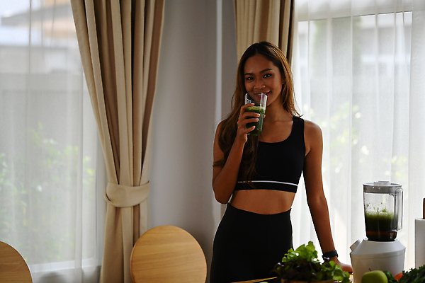 포토 JPG 해외이미지 응시 여자 채소 잔 한명 들기 동양인 상반신 성인 운동복 사과 믹서 풋사과 건강식 성인여자한명만 식단관리 해독주스 해외202310 해외포토 1 식기 시선 옷 음식 과일 모션 사람 인종 주스 여자한명만 성인여자만 파일형식