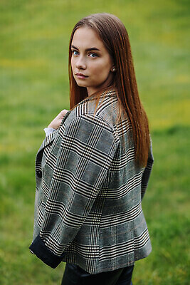 포토 JPG 해외이미지 백인 모델 라이프스타일 공원 여자 포즈 컨셉 반바지 바지 날씨 거리 한명 미소 사람 정장 성인 야외 초록색 여름 파란색 금발 태양 뷰티 유행 계단 봄 회색 낭만 가을 청바지 도시 시간 반가움 혼자 스타일 해외202310 해외포토 자연요소 서양인 1 헤어스타일 옷 계절 공공시설 감정 컬러 하의 표정 생활 파일형식