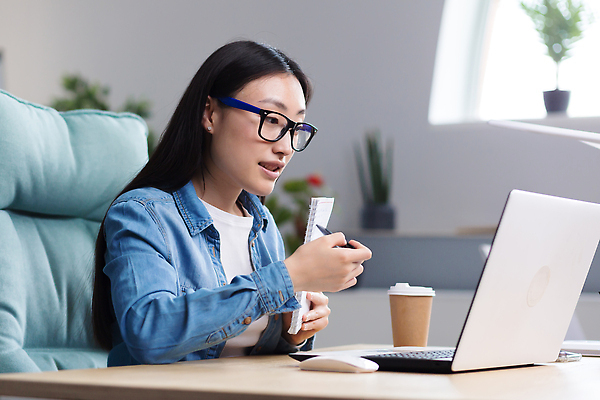 포토 JPG 해외이미지 여자 화분 안경 화초 의자 대화 한명 들기 앉기 상반신 성인 옆모습 노트북 사무실 펜 공책 마우스 스마트 책상 보여주기 테이크아웃컵 성인여자한명만 해외202310 해외포토 식물 1 잡화 뷰포인트 가구 컨셉 비즈니스 모션 문구용품 말하기 사람 컵 전자제품 필기구 컴퓨터용품 여자한명만 성인여자만 파일형식