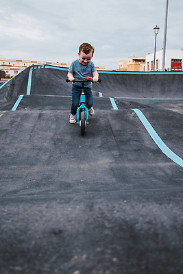 포토 JPG 해외이미지 라이프스타일 공원 도로 길 어린이 스포츠용품 스포츠 여행 장난 가족 산 한명 사람 경사 소년 야외 관광지 자전거 도전 도시 자신감 승차 헬멧 위험 순환 사이클링 바이크레이서 바이킹 선로 카피스페이스 해외202310 해외포토 1 공공시설 남자 감정 컨셉 관계 교통시설 모션 생활 바이크 공백 보호장비 육상스포츠 오브젝트 파일형식