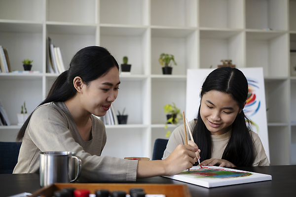 포토 JPG 해외이미지 여자 교육 어린이 교실 책장 아이디어 미술 들기 앉기 상반신 성인 두명 옆모습 붓 그리기 물컵 책상 캔버스 여자만 해외202310 해외포토 뷰포인트 가구 컨셉 학교 모션 문화예술 사람 컵 파일형식