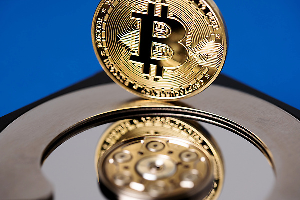 포토 JPG 해외이미지 백그라운드 컨셉 돈 인터넷 비즈니스 안전 사람없음 금융 경제 파란색 컴퓨터 반사 금속 디지털 동전 자료 거울 장비 운전 네트워크 황금 암호 회로판 발굴 무역 투자 상업 전자 토막 하드웨어 해외202310 해외포토 산업 컬러 모션 재질 전자제품 재산 파일형식