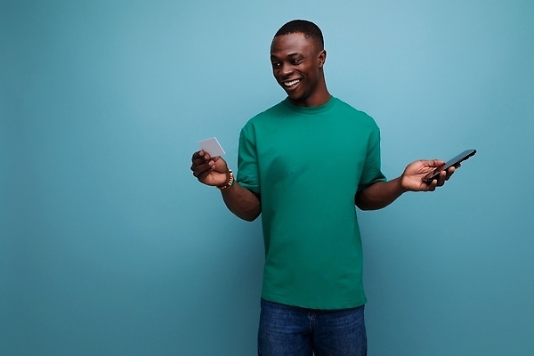 포토 JPG 해외이미지 템플릿 남자 행복 백그라운드 인터넷 비즈니스 모바일 세포 실내 한명 성인 30대 스마트폰 핸드폰 스크린 검은색 공백 메시지 어플리케이션 전화기 흥분 긍정 보여주기 소셜미디어 스타일 카피스페이스 해외202310 해외포토 1 감정 컬러 컨셉 모션 사람 내부 장년 전자제품 스마트기기 파일형식