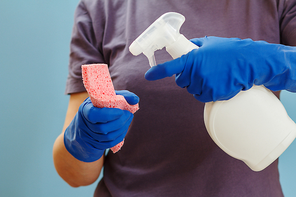 포토 JPG 해외이미지 여자 한명 들기 상반신 성인 깨끗함 청소도구 청소 세제 스펀지 성인여자한명만 해외202310 해외포토 1 컨셉 모션 사람 도구 여자한명만 성인여자만 파일형식