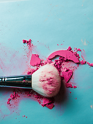 포토 JPG 해외이미지 분홍색 사람없음 뷰티 손상 붓 화려 파란배경 아이섀도 해외202310 해외포토 컬러 백그라운드 컨셉 파란색 화장품 파일형식