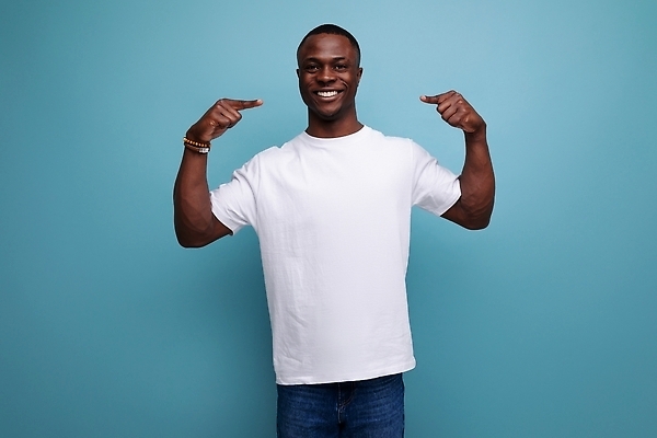 포토 JPG 해외이미지 모델 직업 라이프스타일 응시 남자 포즈 백그라운드 티셔츠 비즈니스 청소년 아이디어 실내 한명 성인 30대 검은색 공백 흰색 도시 최고 긍정 쇼 고립 시범 제안 스타일 카피스페이스 밀레니얼 해외202310 해외포토 1 시선 컬러 컨셉 셔츠 사람 내부 생활 장년 경제 파일형식