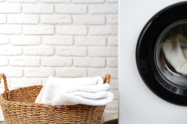 포토 JPG 해외이미지 가사 집안 실내 사람없음 수건 빨래 드럼세탁기 빨래바구니 해외202310 해외포토 내부 위생용품 바구니 세탁기 파일형식