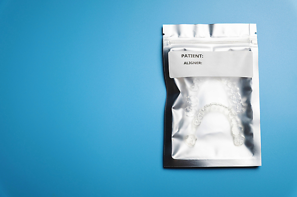 포토 JPG 해외이미지 봉투 사람없음 청결 공백 투명 파란배경 교정기 위생관리 치아교정 해외202310 해외포토 백그라운드 관리 파란색 위생 교정 파일형식