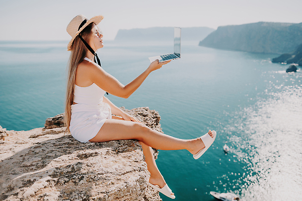 포토 JPG 해외이미지 직업 라이프스타일 여자 행복 커피 바다 여행 인터넷 비즈니스 통신 휴가 휴식 직장 관리 한명 사람 성인 해변 야외 물 노트북 컴퓨터 뷰티 여행객 공책 자유 타이핑 키보드 업무 작업 네트워크 바쁨 멀리 온라인 프리랜서 해외202310 해외포토 자연요소 1 감정 음료 컨셉 회사 문구용품 생활 전자제품 파일형식