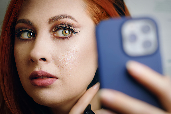 포토 JPG 해외이미지 백인 모델 라이프스타일 손 여자 행복 얼굴 모바일 무선통신 실내 한명 사람 성인 스마트폰 핸드폰 뷰티 유행 카메라 사진촬영 표현 잡기 화려 셀프카메라 빨간머리 블로거 스타일 해외202310 해외포토 서양인 1 헤어스타일 감정 컨셉 통신 모션 내부 생활 신체부위 전자제품 스마트기기 촬영 파일형식