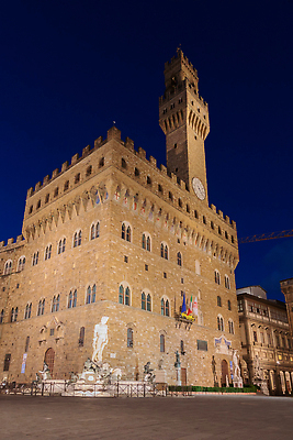 포토 JPG 해외이미지 외관 컬러 건축양식 하늘 지붕 파노라마 풍경 사람없음 야외 건물 빛 뷰티 성당 황혼 이탈리아 도시 역사 야간 저녁 정사각형 종탑 스카이라인 빛망울 랜드마크 르네상스 명승지 토스카나 해외202310 해외포토 자연요소 도형 건축물 건축 유럽 종교건축 촬영기법 탑 일몰 파일형식