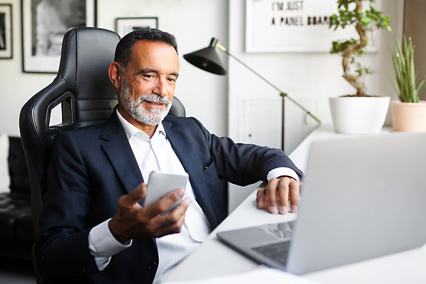 포토 JPG 해외이미지 노년 남자 화분 한명 들기 앉기 정장 상반신 앞모습 노트북 실버라이프 스마트폰 사무실 업무 비즈니스맨 책상 실버취업 노인남자한명만 해외202310 해외포토 1 라이프스타일 옷 뷰포인트 가구 비즈니스 모션 사람 성인 전자제품 핸드폰 스마트기기 구직 작업 직장인 남자한명만 노인남자만 파일형식
