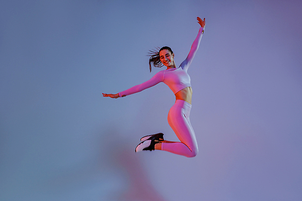 포토 JPG 해외이미지 백인 1 라이프스타일 여자 행복 스포츠 포즈 백그라운드 신체 운동선수 실내 건강 한명 사람 운동복 달리기 운동 뷰티 점프 힘 에너지 흰색 가득함 날씬함 연습 체육관 길이 고립 달리기선수 승자 해외202310 해외포토 서양인 옷 감정 컬러 모션 내부 생활 몸매 육상선수 파일형식