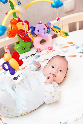 포토 JPG 해외이미지 응시 인형 한명 상반신 옆모습 컬러풀 눕기 귀여움 신생아 모빌 아기침대 여자아기한명만 해외202310 해외포토 1 시선 뷰포인트 컬러 컨셉 모션 사람 아기용품 침대 아기 여자한명만 여자아기만 파일형식