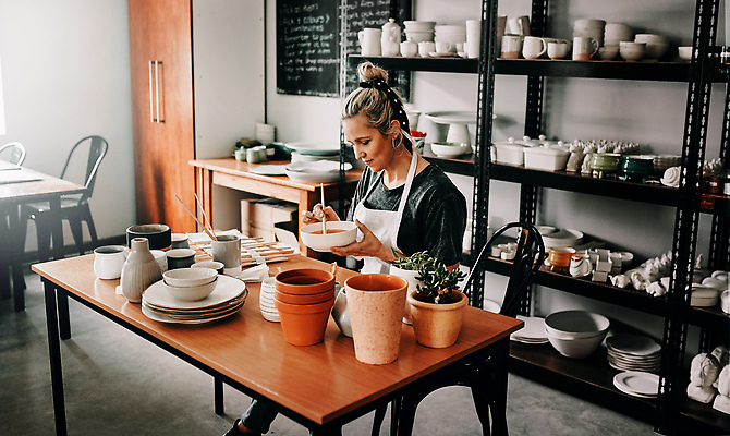 포토 JPG 해외이미지 그릇 여자 행복 화분 화초 의자 선반 한명 앉기 상반신 성인 옆모습 도자기 색칠 장롱 작업실 도예가 성인여자한명만 해외202310 해외포토 식물 직업 1 식기 감정 뷰포인트 가구 모션 사람 여자한명만 성인여자만 파일형식