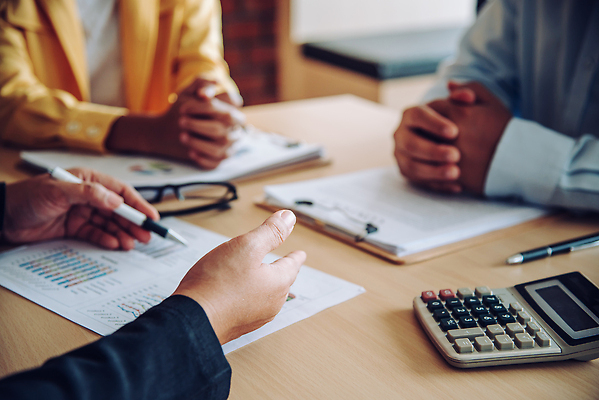 포토 JPG 해외이미지 직업 생각 인터넷 비즈니스 통신 통계 탁자 회의 협력 아이디어 대화 사람없음 글로벌 사무실 디지털 공책 작업 비즈니스맨 네트워크 그룹 계획 토론 디자이너 분석 오브젝트 회계 거짓 다락방 마케팅 세미나 프로젝트 목업 브레인스토밍 해외202310 해외포토 남자 가구 컨셉 문구용품 말하기 경제 직장인 파일형식