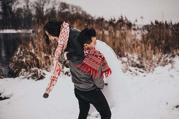 포토 JPG 해외이미지 백인 커플 드레스 여자 행복 신랑 결혼 크리스마스 겨울 데이트 가족 관계 신혼부부 자연 놀이 결혼식 남편 함께함 발렌타인데이 사랑 미소 웃음 사람 성인 야외 두명 목도리 산책 기쁨 추위 아내 달콤 담요 니트 스타일 손모아장갑 해외202310 해외포토 서양인 부부 잡화 옷 계절 기념일 감정 장갑 컨셉 상의 데이이벤트 휴식 표정 이벤트 맛 생태계 신혼 파일형식