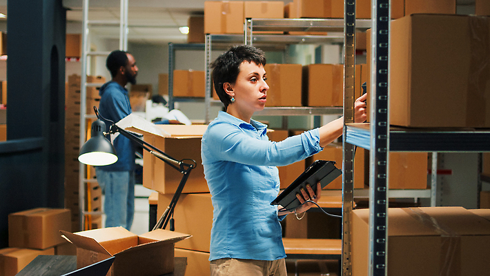 포토 JPG 해외이미지 백인 여자 남자 흑인 노동자 실내 들기 상반신 성인 두명 옆모습 상자 태블릿 가리킴 작업 물류창고 성인만 해외202310 해외포토 서양인 직업 뷰포인트 모션 사람 손짓 내부 전자제품 스마트기기 창고 파일형식