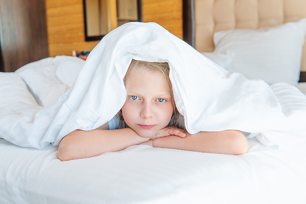 포토 JPG 해외이미지 백인 1 여자 행복 얼굴 베개 침구 아침 모바일 휴식 주택 세포 건강 한명 미소 사람 빛 스마트폰 뷰티 머리 침실 꿈 방 고통 흰색 침대 잠 호흡 담요 낮잠 긍정 거짓말 넘어짐 취침시간 해외202310 해외포토 주간 서양인 감정 컬러 가구 컨셉 모션 표정 건물 신체부위 핸드폰 스마트기기 파일형식