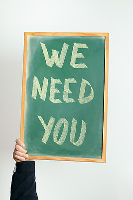 포토 JPG 해외이미지 직업 손 컨셉 비즈니스 텍스트 성공 광고판 사람없음 칠판 잡기 업무 메시지 사인 그림 분필 해결 승진 발견 고립 고용 마케팅 방법 조언 지원 채용 필기체 헬프 제의 자극 필요 해외202310 해외포토 문자 모션 알림판 신체부위 구직 작업 도움 초크 판 파일형식