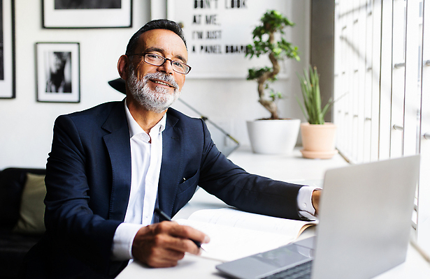 포토 JPG 해외이미지 노년 남자 화분 한명 앉기 정장 상반신 앞모습 노트북 실버라이프 사무실 공책 업무 비즈니스맨 책상 실버취업 노인남자한명만 해외202310 해외포토 1 라이프스타일 옷 뷰포인트 가구 비즈니스 모션 문구용품 사람 성인 전자제품 구직 작업 직장인 남자한명만 노인남자만 파일형식