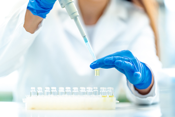 포토 JPG 해외이미지 접시 손 산업 과학 건강 병원 실험 사람없음 파란색 약 장비 액체 기술자 실험실 바이러스 떨어짐 DNA 생명공학 연구원 약국 과학자 분석 생물학 미생물 튜브 발견 조제 돌봄 유전 피펫 화학물질 화학자 해외202310 해외포토 직업 식기 교육 컬러 컨셉 의학 모션 생물 실험기구 신체부위 화학 만들기 학자 파일형식