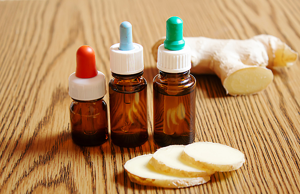 포토 JPG 해외이미지 사람없음 아웃포커스 갈색 오일 아로마테라피 내추럴 에센스 오일병 나무배경 해외202310 해외포토 음식 컬러 백그라운드 촬영기법 화장품 테라피 파일형식