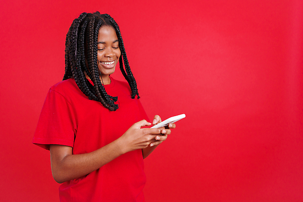 포토 JPG 해외이미지 행복 감정 성공 실내 대화 한명 서기 미소 웃음 빨간색 스마트폰 독서 잡기 날짜 뉴스 아프리카인 시원함 사이버 전화기 흥분 개성 온라인 해외202310 해외포토 외국인 1 컬러 컨셉 모션 표정 말하기 사람 내부 핸드폰 스마트기기 파일형식