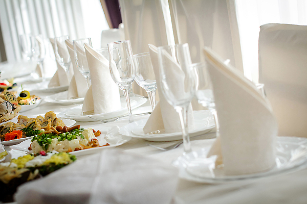 포토 JPG 해외이미지 식기 접시 음식 채소 유리 탁자 서브 요리 이벤트 사람없음 내부 장식 컬러풀 노란색 파티 식당 와인 식사 저녁식사 희망 모임 식탁보 축하 직물 고급 우아함 실크 배열 먹기 묘사 서비스 만족 냅킨 설정 점심식사 접수 비어있는 해외202310 해외포토 감정 컬러 가구 컨셉 모션 재질 주류 상점 파일형식