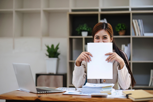 포토 JPG 해외이미지 여자 회사 스트레스 한명 들기 동양인 상반신 성인 앞모습 노트북 사무실 업무 비즈니스우먼 문서 성인여자한명만 해외202310 해외포토 1 뷰포인트 비즈니스 모션 사람 인종 전자제품 작업 직장인 여자한명만 성인여자만 파일형식