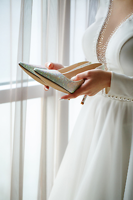 포토 JPG 해외이미지 여자 신부 구두 웨딩드레스 결혼 결혼식 한명 들기 상반신 성인 축하 준비 성인여자한명만 해외202310 해외포토 1 드레스 신발 컨셉 모션 사람 이벤트 여자한명만 성인여자만 파일형식