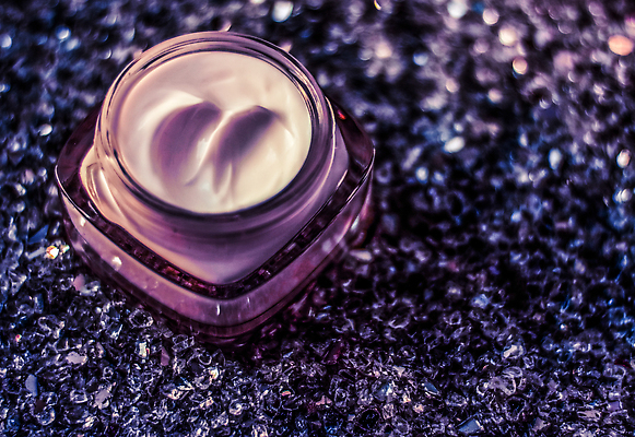 포토 JPG 해외이미지 근접촬영 사람없음 반짝임 고급 피부관리 스킨케어 기초화장품 보라색배경 수분크림 해외202310 해외포토 뷰포인트 백그라운드 컨셉 모션 뷰티 보라색 화장품 파일형식