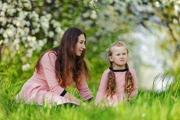 포토 JPG 해외이미지 전신 꽃 어린이 모녀 잔디 성인 야외 두명 풀잎 찡그림 여자만 시밀러룩 해외202310 해외포토 식물 딸 잎 가족 엄마 표정 사람 풀_식물 커플룩 파일형식