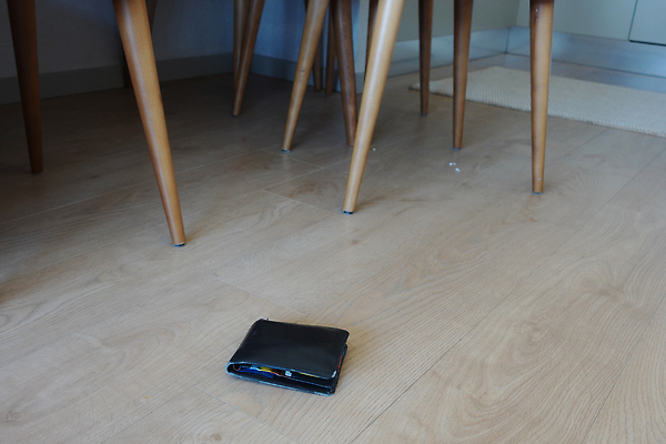 포토 JPG 해외이미지 돈 의자 비즈니스 주택 사람 사람없음 금융 쇼핑 검은색 방 저축 그룹 지갑 재산 주머니 가죽 절도 왼쪽 내추럴 해외202310 해외포토 컬러 가구 건물 경제 범죄 방향 파일형식