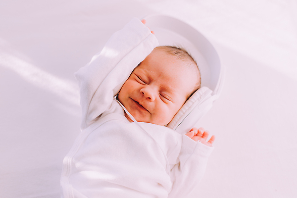 포토 JPG 해외이미지 응시 남자 행복 감정 얼굴 어린이 음악 이어폰 백그라운드 컨셉 한명 미소 사람 소년 뷰티 귀여움 헤드폰 소리 기쁨 듣기 장비 흰색 표현 아기 신생아 오디오 걸음마 해외202310 해외포토 1 시선 컬러 음향기기 모션 문화예술 표정 신체부위 전자제품 파일형식