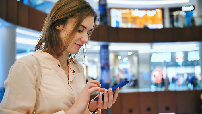 포토 JPG 해외이미지 백인 라이프스타일 손 응시 옷 여자 행복 백그라운드 가방 비즈니스 모바일 세포 한명 사람 성인 스마트폰 핸드폰 독서 뷰티 유행 세일 상점 일본 중국 관찰 작업 센터 쇼핑몰 고객 스마트 소매 온라인 전송 쇼퍼홀릭 해외202310 해외포토 서양인 1 시선 잡화 감정 아시아 컨셉 모션 생활 신체부위 전자제품 스마트기기 파일형식