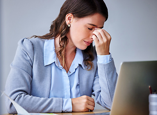 포토 JPG 해외이미지 여자 스트레스 피곤 한명 앉기 상반신 성인 노트북 사무실 눈감음 기댐 졸음 책상 연필꽂이 성인여자한명만 해외202310 해외포토 1 감정 가구 컨셉 비즈니스 모션 문구용품 사람 전자제품 여자한명만 성인여자만 파일형식