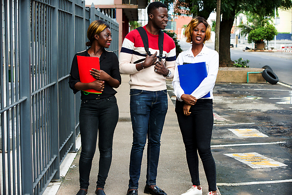 포토 JPG 해외이미지 학생 라이프스타일 교육 행복 백그라운드 컨셉 배낭 학교 거리 함께함 고등학교 3 서기 웃음 소년 야외 세명 파란색 친구 빛 학습 스터디 청춘 유행 공책 회색 청바지 그룹 토론 채팅 스타일 해외202310 해외포토 남자 감정 어린이 컬러 가방 바지 관계 모션 문구용품 표정 사람 생활 파일형식