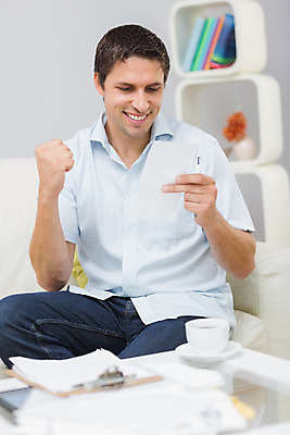 포토 JPG 해외이미지 백인 라이프스타일 남자 행복 종이 커피 음료 거실 가정 아파트 갈색머리 실내 한명 앉기 성인 컵 30대 금융 소파 펜 계산 문서 결제 영수증 회계 계산서 서류판 내려보기 해외202004 해외포토 서양인 1 헤어스타일 식기 감정 의자 모션 주택 사람 내부 생활 장년 경제 필기구 사무용품 파일형식