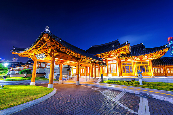 포토 JPG 해외이미지 전통 아시아 여행 백그라운드 건축양식 주택 서울 한국 사람없음 마을 탑 남쪽 스타일 해외202004 해외포토 건축물 건축 나라 건물 방향 파일형식