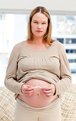 포토 JPG 해외이미지 백인 여자 엄마 담배 한명 서기 들기 사람 상반신 성인 앞모습 임산부 임신 자르기 금연 담배꽁초 해로움 의료성형뷰티 성인여자한명만 해외202004 해외포토 서양인 1 캠페인 뷰포인트 컨셉 가족 모션 사회이슈 여자한명만 성인여자만 파일형식