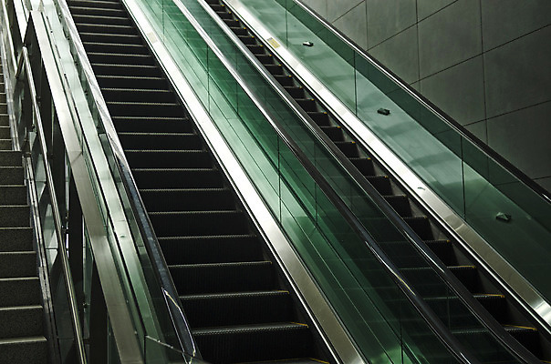 포토 JPG 해외이미지 건축양식 사람없음 계단 도시 묘사 에스컬레이터 구성 해외202004 해외포토 건축 파일형식