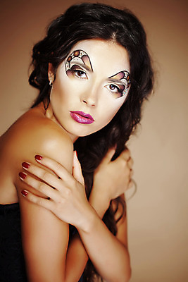 포토 JPG 해외이미지 모델 1 헤어스타일 여자 얼굴 포즈 미술 한명 사람 장식 반짝임 컬러풀 갈색 유행 페인트 화장품 무대 흰색 화려 그리기 의식 고급 우아함 피부 입술 머리장식 청동 의료성형뷰티 스타일 해외202004 관능적 해외포토 컬러 컨셉 모션 문화예술 신체부위 뷰티 파일형식