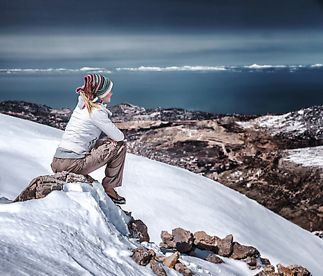 포토 JPG 해외이미지 모자 응시 계절 여자 행복 여유 여행 생각 겨울 자연 휴가 스키 휴식 산 파노라마 한명 사람 앉기 풍경 성인 야외 옆모습 얼음 트래킹 기쁨 추위 흰색 시골 휴양지 장면 배려 절정 눈내림 해외202004 해외포토 자연요소 1 시선 잡화 감정 뷰포인트 컬러 컨셉 모션 레저 겨울스포츠 눈_날씨 촬영기법 장소 생태계 파일형식