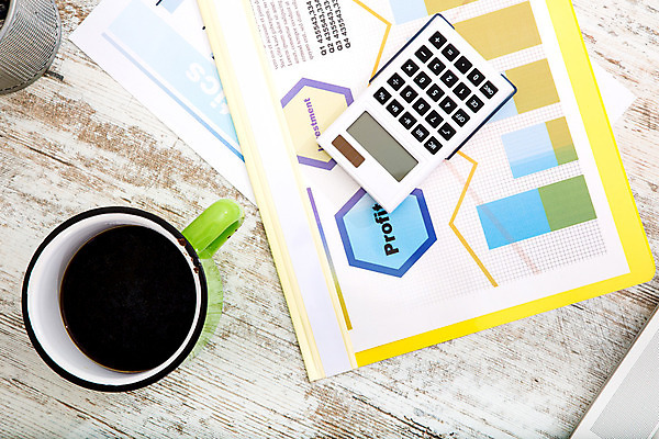 포토 JPG 해외이미지 종이 컨셉 비즈니스 통계 탁자 그래프 직장 사람없음 노트북 컴퓨터 사무실 연필 펜 자료 계산기 정보 업무 분석 보고서 문서 파일 해외202004 해외포토 가구 회사 문구용품 학용품 전자제품 필기구 장비 작업 파일형식